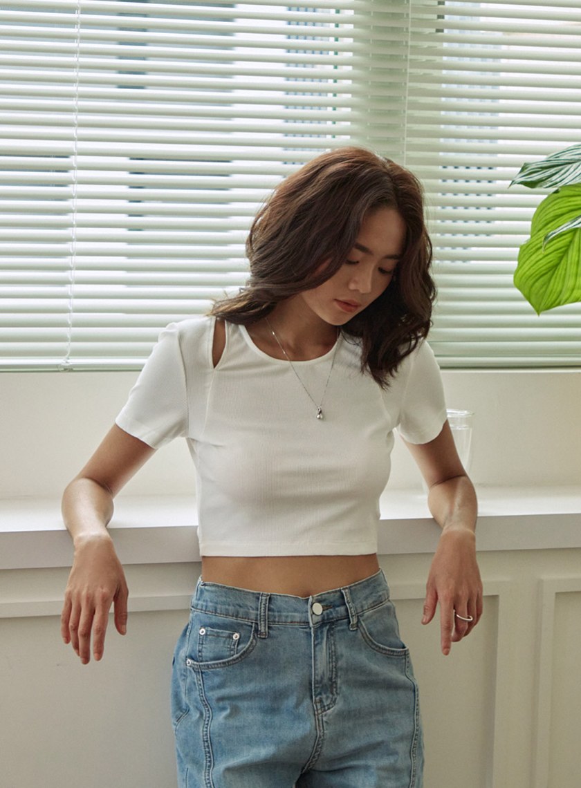 短版雙肩簍空細節上衣